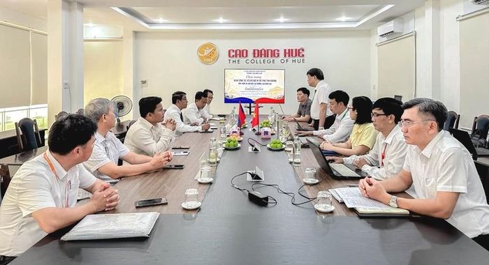  Trường Cao đẳng Huế làm việc với Đoàn công tác Sở Giáo dục và Thể thao tỉnh Sekong (CHDCND Lào) 