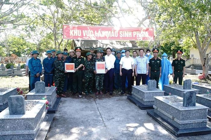 Chủ tịch UBND thành phố Huế Nguyễn Khắc Toàn (giữa) trao quà động viên các lực lượng đang thực hiện nhiệm vụ