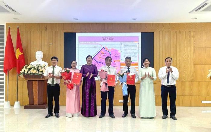 Lãnh đạo phường An Cựu trao quyết định cho các tổ dân phố mới