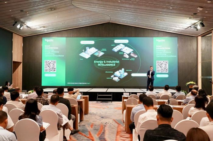 Đại diện Schneider Electric trao đổi tại Hội thảo.