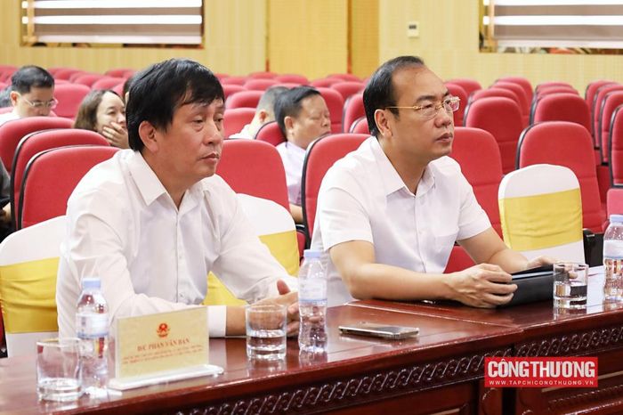 Đồng chí Phan Văn Bản, Phó Bí thư chuyên trách Đảng ủy Bộ Công Thương (trái) chủ trì tham dự tại điểm cầu của Bộ