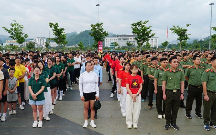 Gần 30 vận động viên của Công ty Thủy điện Sơn La tham gia nội dung chạy hưởng ứng phong trào “Chung một quyết tâm xây dựng xã, phường, đặc khu không ma túy