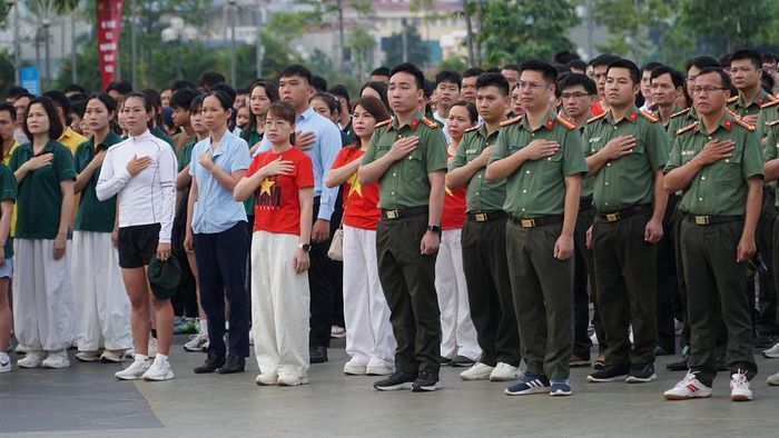 Đoàn vận động viên của Công ty cùng thực hiện nghi lễ tưởng niệm các nạn nhân tử vong do ma túy, cán bộ chiến sỹ hy sinh trong đấu tranh phòng, chống ma túy và những gia đình chịu hậu quả do ma túy gây ra