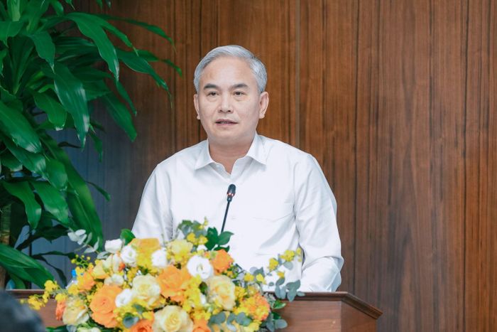 Phó Bí thư Đảng ủy, Tổng Giám đốc TKV Vũ Anh Tuấn báo cáo Phó Thủ tướng Thường trực Chính phủ cùng đoàn công tác về tình hình SXKD của TKV