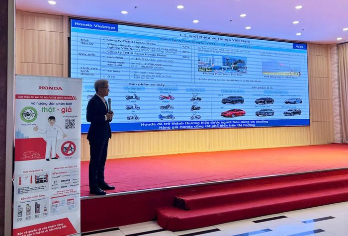 Đại diện chủ thể quyền sở hữu công nghiệp của nhãn hàng Honda tại Việt Nam trao đổi tại Hội nghị.