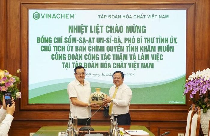  Đồng chí Phùng Quang Hiệp, Bí thư Đảng ủy, Chủ tịch HĐTV Tập đoàn tặng quà lưu niệm