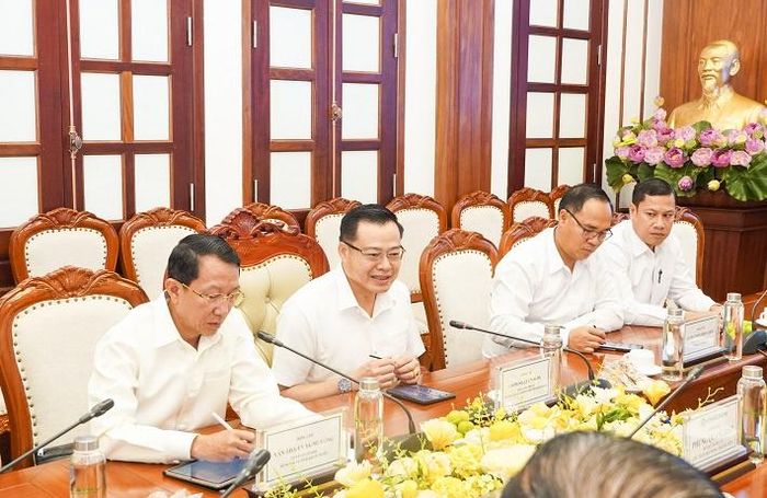 Đồng chí Sổm-sa-ạt Un-sỉ-đà, Phó Bí thư Tỉnh ủy, Chủ tịch Ủy ban Chính quyền tỉnh Khăm Muồn phát biểu