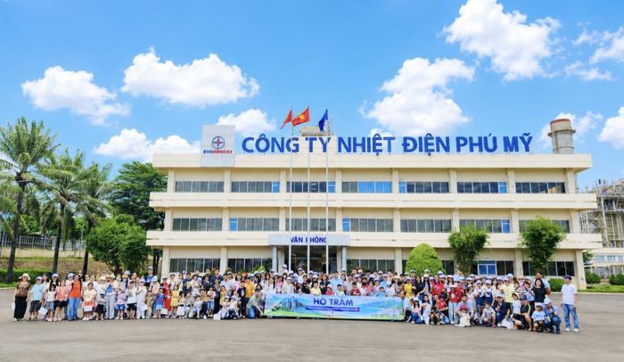 Toàn đoàn chụp hình lưu niệm trước sảnh Công ty Nhiệt điện Phú Mỹ