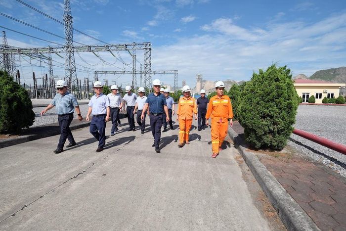 Đoàn công tác do Giám đốc Nguyễn Phúc An dẫn đầu, kiểm tra công tác vận hành an toàn, liên tục cao điểm nắng nóng