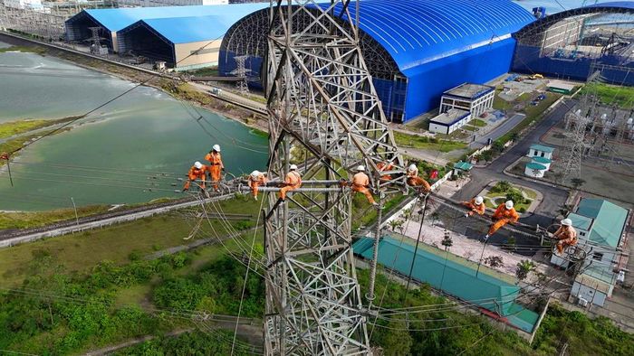 Thay cách điện đường dây 500kV Vũng Áng - Quảng Trị