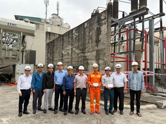 Lãnh đạo PTC1 thăm hỏi động viên CBCNV tham gia thi công đảo chuyển MBA 220kV-250MVA tại TBA 220kV Thành Công