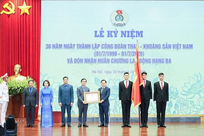 Công đoàn Than - Khoáng sản Việt Nam vinh dự đón nhận Huân chương Lao động hạng Ba