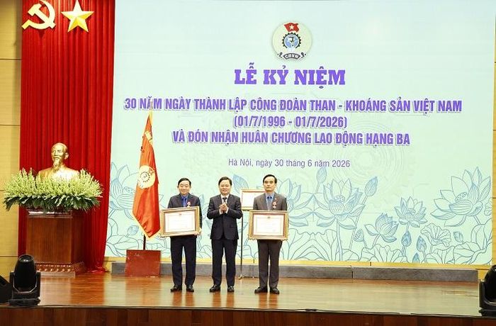 Ông Lê Thanh Xuân - Chủ tịch Công đoàn Than - Khoáng sản Việt Nam và Chủ tịch Công đoàn Công ty CP Than Núi Béo ông Nguyễn Tiến Nhương đón nhận Huân chương Lao động hạng Ba 