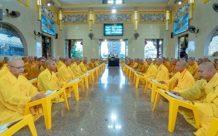 Hòa thượng Thích Hoằng Tri đại vị thuyết giới Tỳ-kheo, Bồ-tát