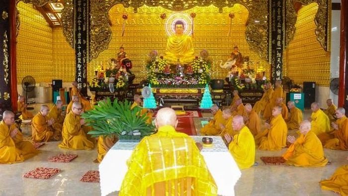 Hòa thượng Thích Thiện Lương đại vị thuyết giới giữa đại chúng
