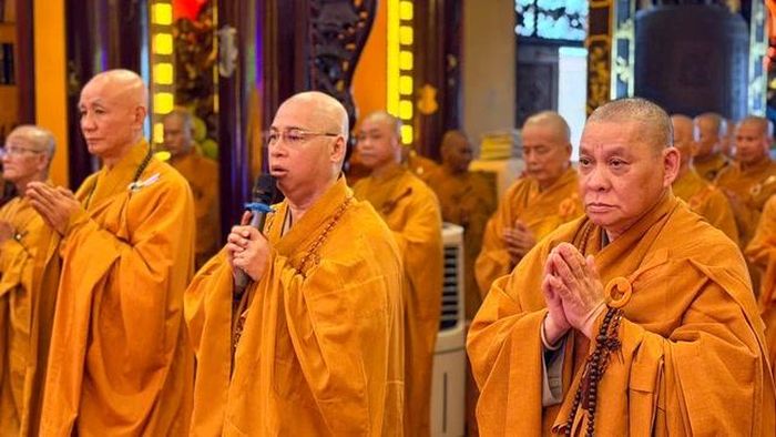 Thượng tọa Thích Minh Nhựt dẫn lễ thực hiện các nghi thức Bố-tát 