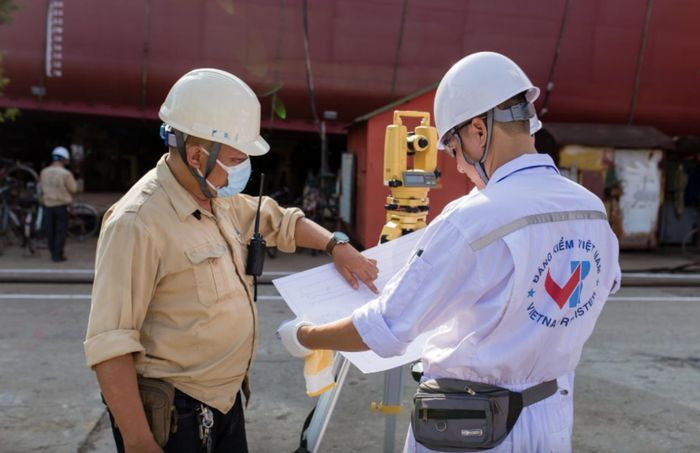 Thông tư mới bổ sung chế tài xử lý đăng kiểm viên tàu biển, nêu rõ các trường hợp bị tạm đình chỉ, thu hồi giấy chứng nhận đăng kiểm viên. (ảnh minh họa).