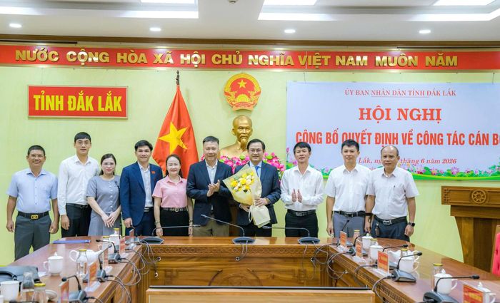 Tập thể lãnh đạo, cán bộ Sở Xây dựng Đắk Lắk tặng hoa chúc mừng tân Giám đốc Sở. Ảnh: N.H