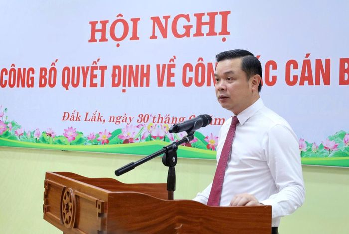 Ông Đỗ Hữu Huy - Chủ tịch UBND tỉnh Đắk Lắk phát biểu, chúc mừng ông Hồ Quang Đệ được cấp có thẩm quyền tin tưởng giao trọng trách mới. Ảnh N.H.