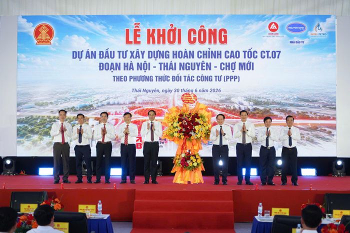 Phó Thủ tướng Chính phủ Lê Tiến Châu tặng hoa chúc mừng liên danh nhà đầu tư.