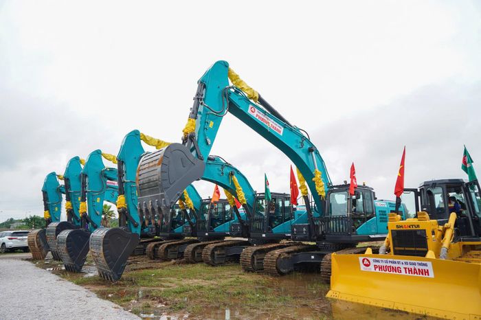 Máy móc thiết bị được nhà thầu huy động để triển khai thi công ngay sau lễ khởi công.