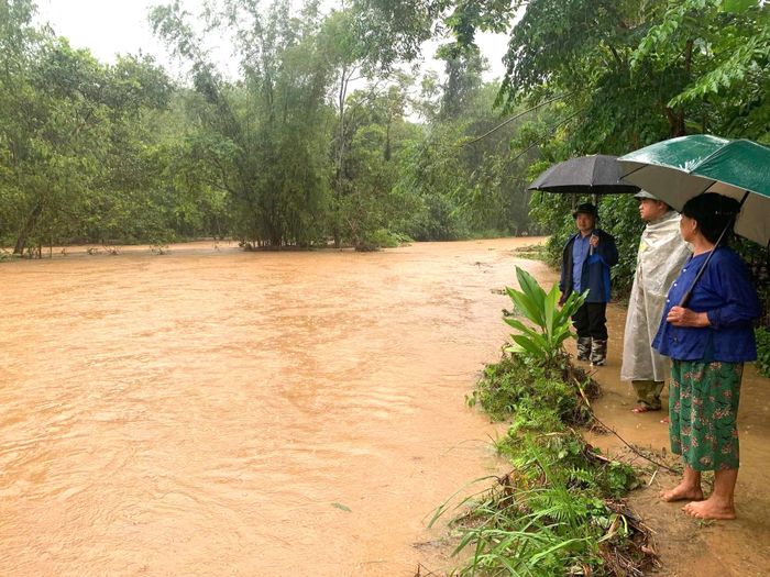 Mưa lớn gây ngập lụt nhiều địa phương. 