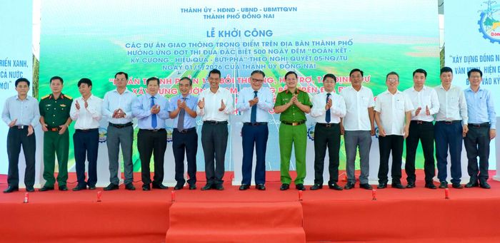 Dự án thành phần 1-2 đầu tư gần 62km đường gom, đường bên...