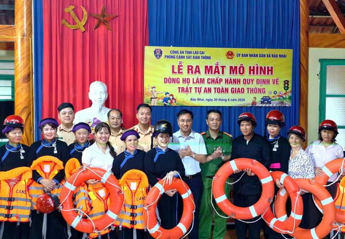 Đội Cảnh sát giao thông đường bộ số 2 đã trao tặng dòng họ Lâm 50 mũ bảo hiểm, 30 áo phao và 30 phao cứu sinh nhằm phục vụ công tác tuyên truyền, nâng cao ý thức chấp hành pháp luật và bảo đảm an toàn cho người dân.