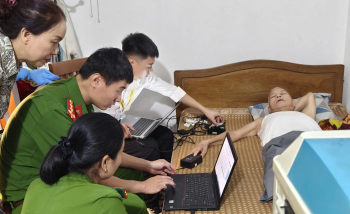 Theo Công an Hà Nội, tính đến ngày 21/6, tổng số thân nhân thu nhận ADN đã cập nhật lên hệ thống dữ liệu dân cư quốc gia là hơn 22.460 trường hợp. Trong khi đó, các đơn vị liên quan đã triển khai công tác phân tích và đồng bộ hơn 53.000 dữ liệu ADN thân nhân liệt sĩ chưa xác định thông tin vào cơ sở dữ liệu. Qua đó, xác định và công nhận danh tính cho 25 liệt sĩ.