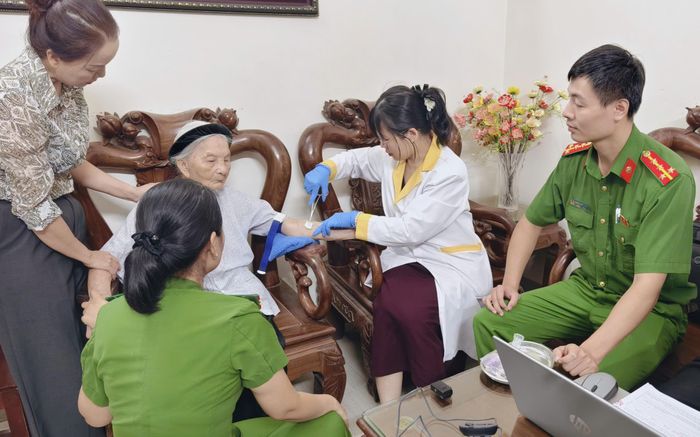 Phó trưởng Công an xã Ô Diên cho biết thêm, đối với những thân nhân trong danh sách nhưng tuổi cao và không thể đi lại, tổ công tác sẽ trực tiếp đến tận gia đình liệt sĩ để lấy mẫu. (Trong ảnh là cụ Nguyễn Thị La (SN 1926, ở Cụm 7 xã Ô Diên, năm nay cụ tròn 100 tuổi nên lực lượng chức năng đã tổ chức thu nhận mẫu ADN tại nhà).