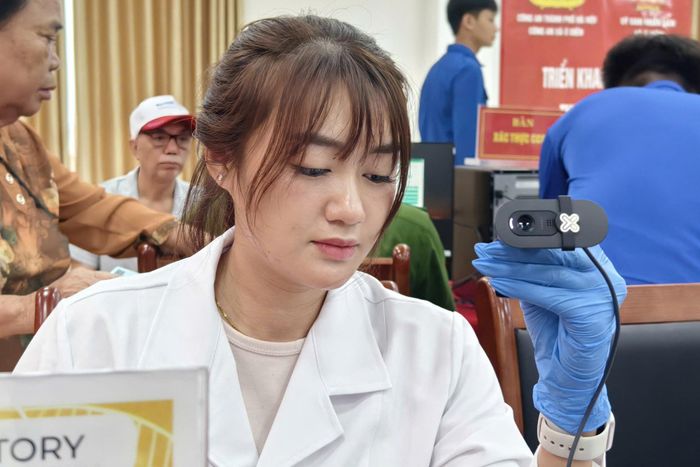 Theo Cục C06, việc xác định thông tin sẽ thực hiện với tối thiểu hai người là thân nhân liệt sĩ chưa xác định thông tin theo dòng ngoại (dòng mẹ). Thứ tự ưu tiên gồm: Mẹ đẻ liệt sĩ; mẹ đẻ của mẹ đẻ liệt sĩ (bà ngoại ruột của liệt sĩ); anh, chị, em cùng mẹ đẻ với liệt sĩ; bác, cậu, dì là anh, chị, em ruột của mẹ liệt sĩ (cùng mẹ đẻ); anh, em con của chị gái, em gái của mẹ đẻ liệt sĩ; con của chị gái, em gái liệt sĩ.