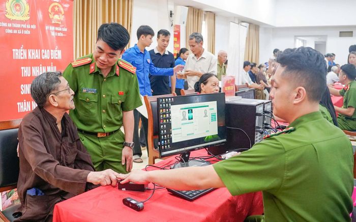 Trung tá Nguyễn Hữu Phong (Phó trưởng Công an xã Ô Diên) cho biết, địa phương hiện có hơn 400 liệt sĩ chưa xác định được thông tin. Dịp cao điểm này, lực lượng chức năng sẽ tổ chức lấy mẫu đối với khoảng trên 600 mẫu sinh phẩm thân nhân liệt sĩ.