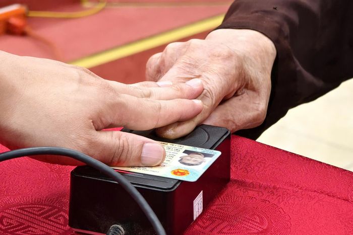 Công dân thuộc danh sách được mời lên lấy mẫu sẽ trải qua lần lượt các bước thu nhận mẫu sinh phẩm, bắt đầu bằng lấy mẫu vân tay.