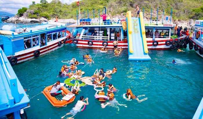 Du khách tắm biển và vui chơi tại các đảo trong vịnh Nha Trang - điểm đến du lịch trọng điểm, hướng tới phát triển hệ sinh thái du lịch hiện đại, chuyên nghiệp và nâng cao sức cạnh tranh. Ảnh: H.S