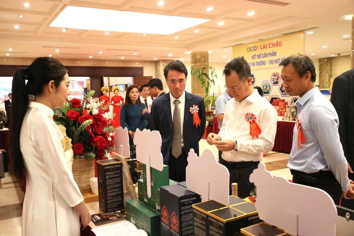 Các đại biểu tham quan các gian hàng đặc trưng tỉnh Lai Châu.