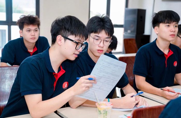 Theo chuyên gia Nguyễn Tùng Lâm, thay đổi tư duy chọn trường và siết chặt kiểm tra định kỳ là "chìa khóa" xóa bỏ áp lực thi lớp 10 (Ảnh minh họa).