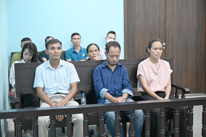 Gia đình bị hại có mặt tại phòng xử án chiều 30/6.