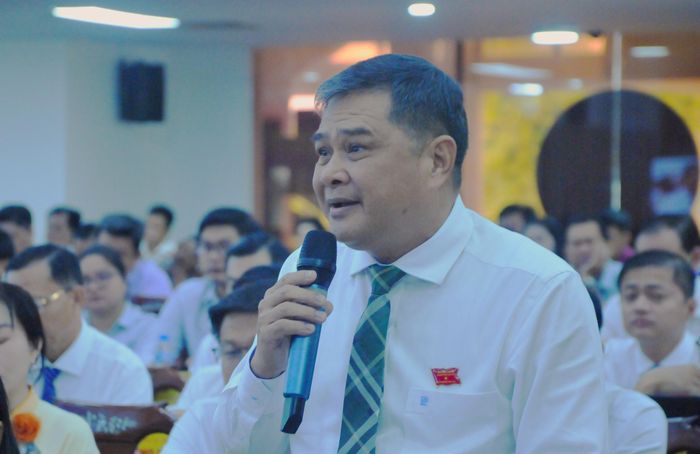 Ông Nguyễn Văn Bảy, Giám đốc Sở Văn hóa, Thể thao và Du lịch trả lời phiên chất vấn.
