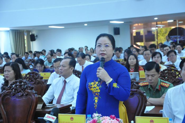 Giám đốc Sở Nội vụ Phạm Thị Phượng tại phiên chất vấn.