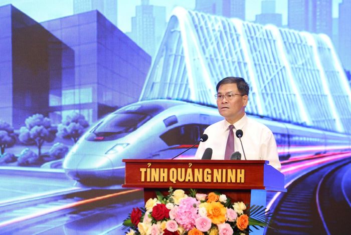 Ông Bùi Văn Khắng, Chủ tịch UBND tỉnh Quảng Ninh, phát biểu tại hội nghị.