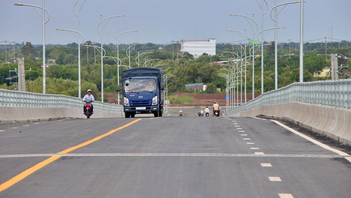 Cầu Gành Hào (xã Gành Hào, tỉnh Cà Mau) nằm trên trục đường Đông - Tây, nối liền hai cửa biển lớn (cửa biển Sông Đốc và cửa biển Gành Hào) tạo điều kiện phát triển kinh tế, du lịch khu vực ven biển tỉnh Cà Mau. 