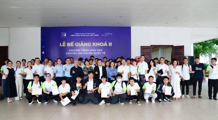 Đại biểu và các bạn sinh viên chụp ảnh lưu niệm tại lễ bế giảng.