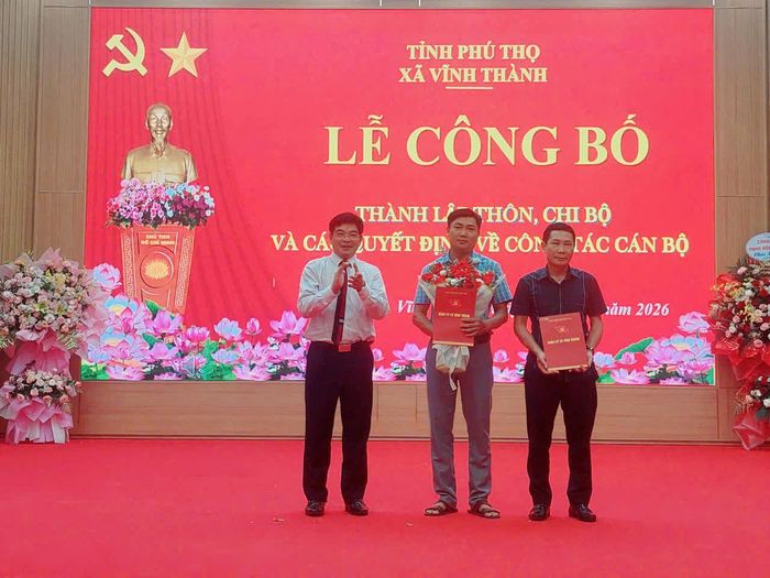 Ông Ngô Hữu Mai, Bí Thư Đảng ủy xã Vĩnh Thành trao quyết định công tác cán bộ cho các thôn.