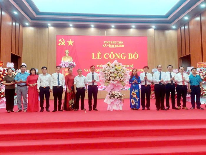 Bà Nguyễn Thị Thanh Huyền, Phó bí thư thường trực chuyên trách Đảng ủy các cơ quan Đảng tỉnh Phú Thọ tặng hoa chúc mừng xã Vĩnh Thành.