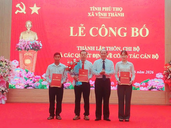 Ông Phùng Đắc Chiến, Chủ tịch UBND xã Vĩnh Thành trao quyết định cho Bí thư các thôn.