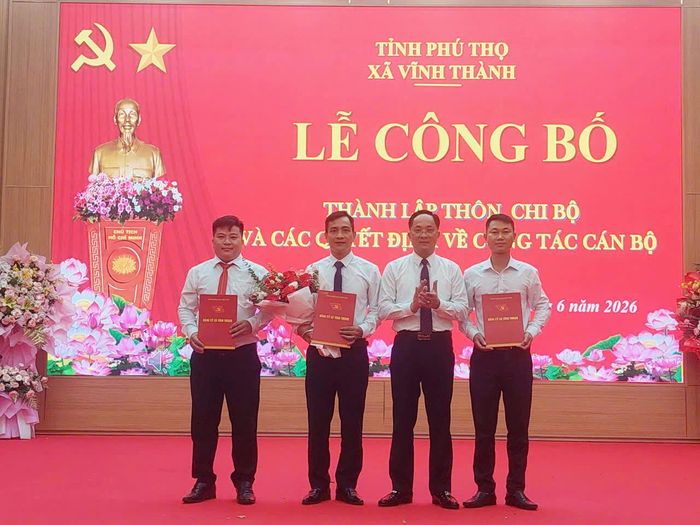 Ông Vũ Đức Kim, Phó Bí thư Thường trực Đảng ủy xã Vĩnh Thành trao quyết định cán bộ cho Bí thư, trưởng các Thôn.
