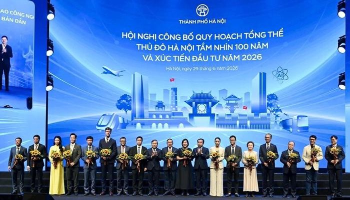 Các lãnh đạo TP. Hà Nội tặng hoa chúc mừng đại diện lãnh đạo các doanh nghiệp, nhà đầu tư.