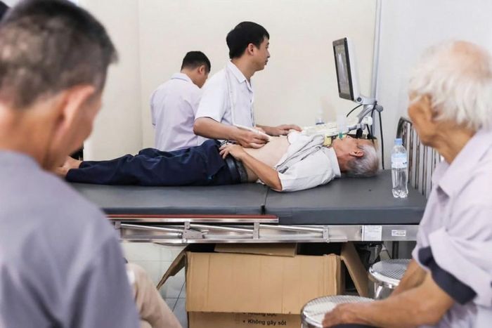 Khám chữa bệnh lưu động cho người dân tại xã Minh Châu, Hà Nội. Ảnh: An Thư