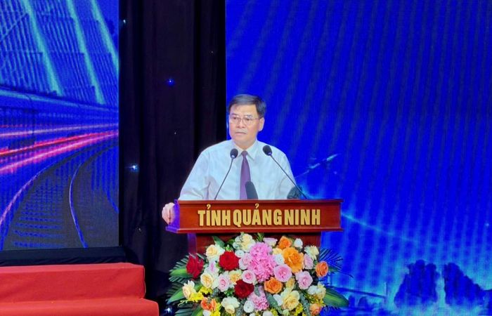 Ông Bùi Văn Khắng - Phó Bí thư Tỉnh ủy, Chủ tịch UBND tỉnh Quảng Ninh phát biểu tại hội nghị. Ảnh: T.T