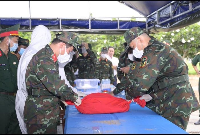 Các đội lấy mẫu làm việc trong điều kiện nghiêm ngặt, tỉ mỉ từng thao tác